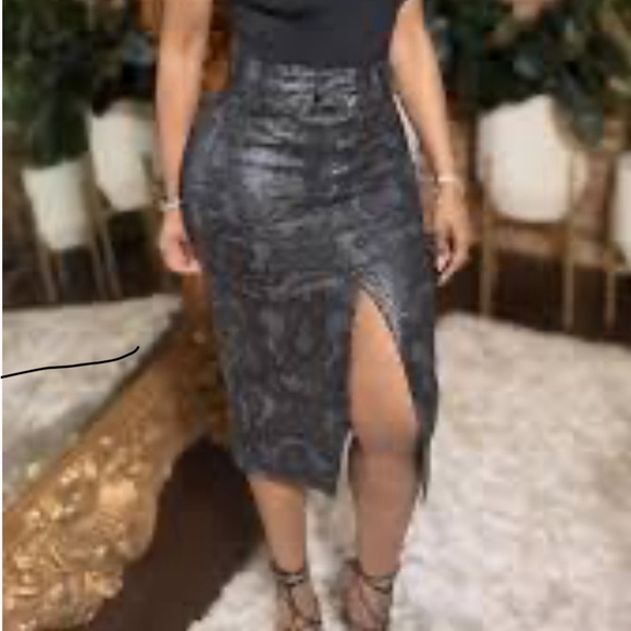 Vegan leather skirt - Picture 1 of 4